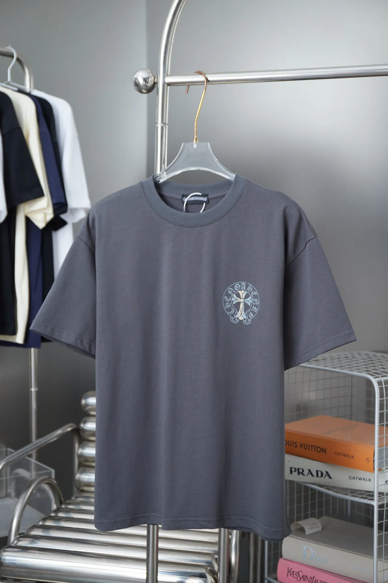 🅿️190 Ch*ome Hearte 25SS early spring new style Crow heart graffiti printed hot diamond short sleeves Light luxury essential item for daily commuting for men and women Correct version Welcome to compare Detailed features · 320g 100% pure cotton double yarn jersey fabric · Custom dyed in the same cylinder, special thickened 32 pieces double-strand 1X1 thread · Digital direct printing ➕Imported Australian pearlescent diamonds · Double needle stitching and cross-stitch technology · Original main mark, washed tag, brand moisture-proof paper packaging Color: black/white/rose red/grey Size: S/M/L/XL